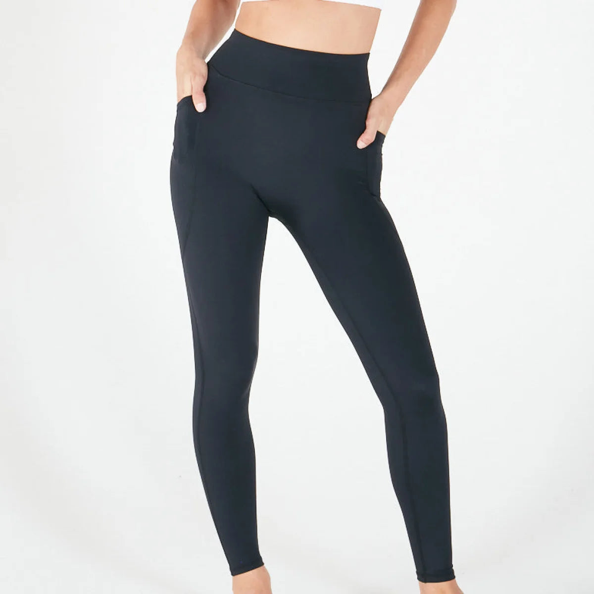 Dark blue high-waisted leggings with side pockets for everyday wear and a regular fit waistband